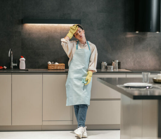 1 ложка прямо в таз — и кухонные шкафы как новые: жирный налет исчезнет без следа