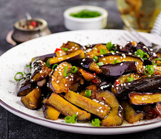 Баклажаны в майонезе со вкусом грибов в банке: готовая закуска на зиму — и к семейному ужину, и на праздничный стол