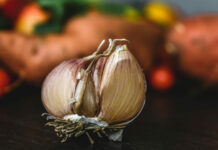 1 ч. л. в лунку при посадке озимого чеснока: Головки вырастут с кулак людоеда — крупными, крепкими и сочными