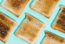 За 3 секунды возвращаем «жизнь» сгоревшему тосту: потерли — и никакого нагара, хлеб свежий и хрустящий