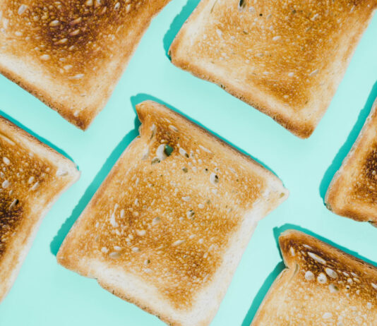 За 3 секунды возвращаем «жизнь» сгоревшему тосту: потерли — и никакого нагара, хлеб свежий и хрустящий