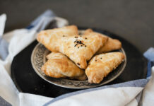 Самые простые пирожки с мясом и сыром: 15 минут — и они на столе, даже тесто не мешаем