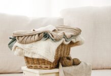 Об этой процедуре во время стирки забывают 99% женщин: в ванной потом воняет и плесень развивается