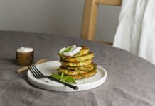 Смешали творог и кое-что вкусненькое: на выходе получили обалденные оладьи на завтрак — таких вы точно ещё не ели