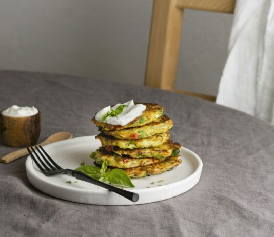 Смешали творог и кое-что вкусненькое: на выходе получили обалденные оладьи на завтрак — таких вы точно ещё не ели