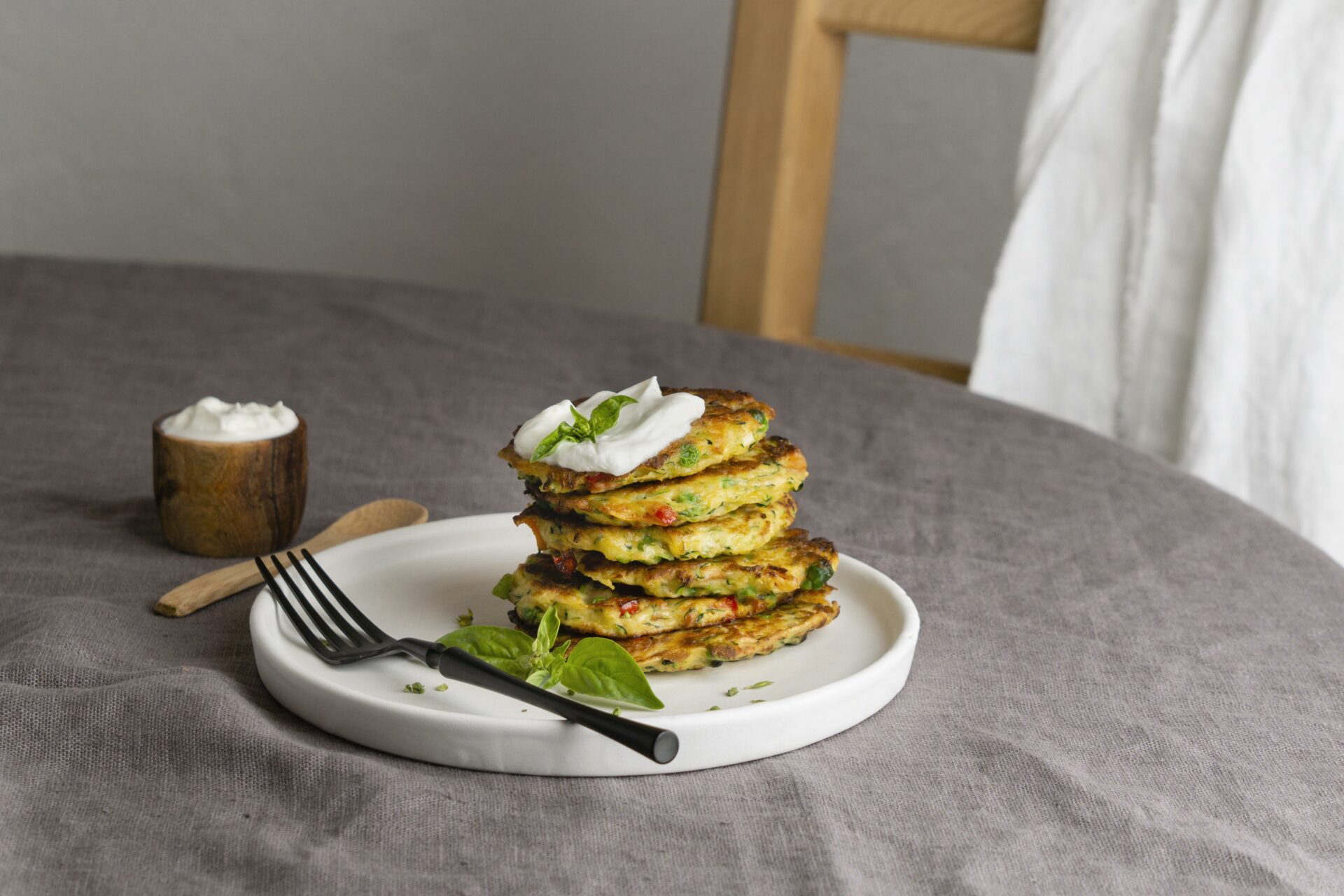 Смешали творог и кое-что вкусненькое: на выходе получили обалденные оладьи на завтрак — таких вы точно ещё не ели