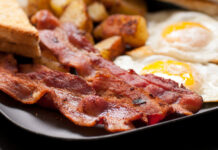 Вы всегда жарили бекон неверно: 1 тупая ошибка лишает кусочки сочности — секрет от шеф-поваров