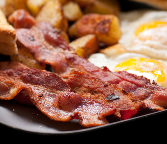 Вы всегда жарили бекон неверно: 1 тупая ошибка лишает кусочки сочности — секрет от шеф-поваров