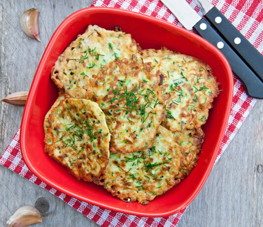 Эти драники из цветной капусты обожают даже дети: нежные, пикантные, ароматные — когда лень готовить