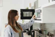 2 ложки на стакан воды: И даже самая грязная микроволновка засияла — Жир сам сполз каплями, тереть не пришлось