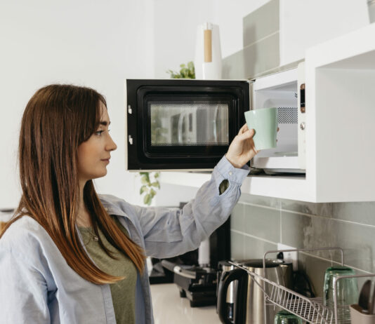 2 ложки на стакан воды: И даже самая грязная микроволновка засияла — Жир сам сполз каплями, тереть не пришлось