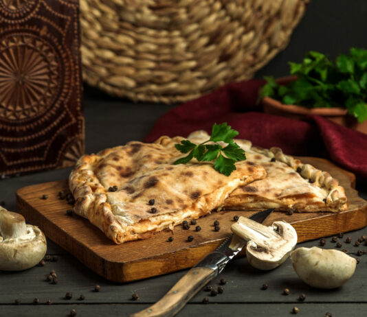 Когда совсем нет времени: Готовим безумно вкусные хачапури всего за 5 минут — домашние дерутся за последний кусок