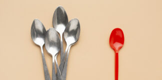 Умные дачники тащат на участок старые ложки — и вот зачем они там нужны: Классный лайфхак