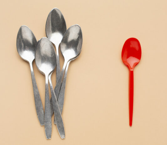 Умные дачники тащат на участок старые ложки — и вот зачем они там нужны: Классный лайфхак