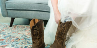 Замшевые сапоги чистим только так: Разводы грязи и соли исчезнут за 2 минуты