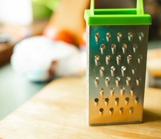 Подруга-повар научила, как наточить старую тёрку — стала острее меча самурая: Клевый способ за копейки