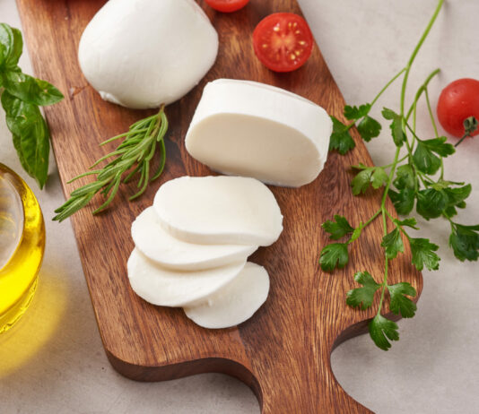 Берём 3 литра молока и уксус: Готовим вкуснейший домашний сыр «Моцарелла» — магазинный вариант «залипает»