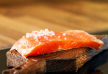 Горбуша вкуснее форели на Новый Год-2026: Быстрая засолка с секретным продуктом — едим уже через 6 часов