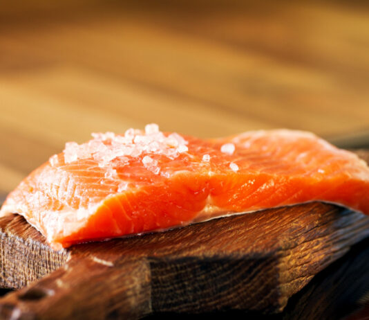 Горбуша вкуснее форели на Новый Год-2026: Быстрая засолка с секретным продуктом — едим уже через 6 часов