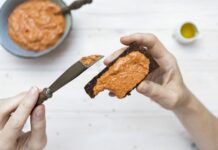 Взбили крабовые палочки и 3 продукт: Вкуснейшая намазка на хлеб готова — и на завтрак, и на Новый год