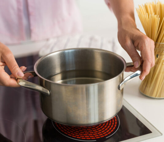 Даже самая убитая кастрюля стала как новая: 3 пшика и 8 минут — липкий жир и нагар отвалились сами