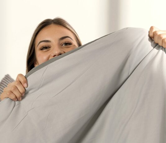 Хватит мучений: стираем большое одеяло, которое не влазит в машинку, за 10 минут — чистое, свежее, нежное