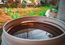 Просто берём палку: И бочку с водой не разорвёт даже в самые лютые морозы — дачный лайфхак