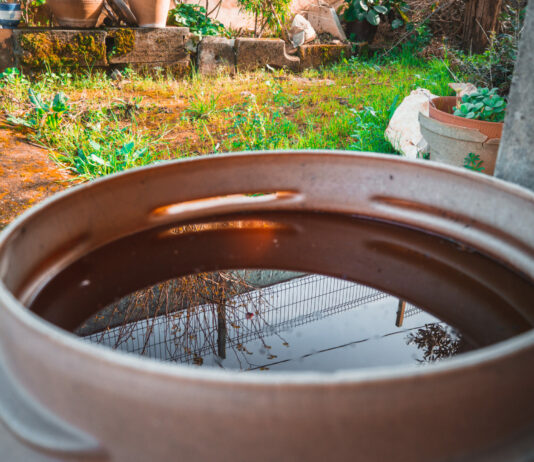 Просто берём палку: И бочку с водой не разорвёт даже в самые лютые морозы — дачный лайфхак