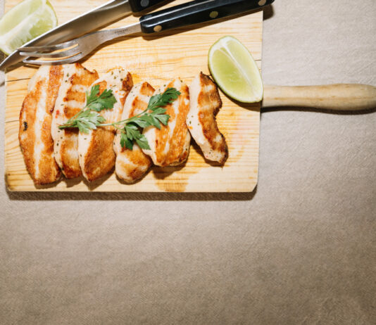 Сочная курочка, румяная сырная шапочка: Рецепт идеального ужина для всей семьи