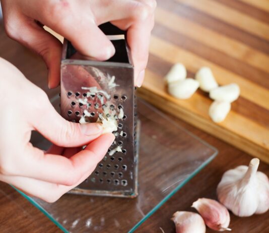 Как избавиться от запаха чеснока на пальцах за 1 секунду: намазюкали средство из ванны — вонь вмиг исчезла