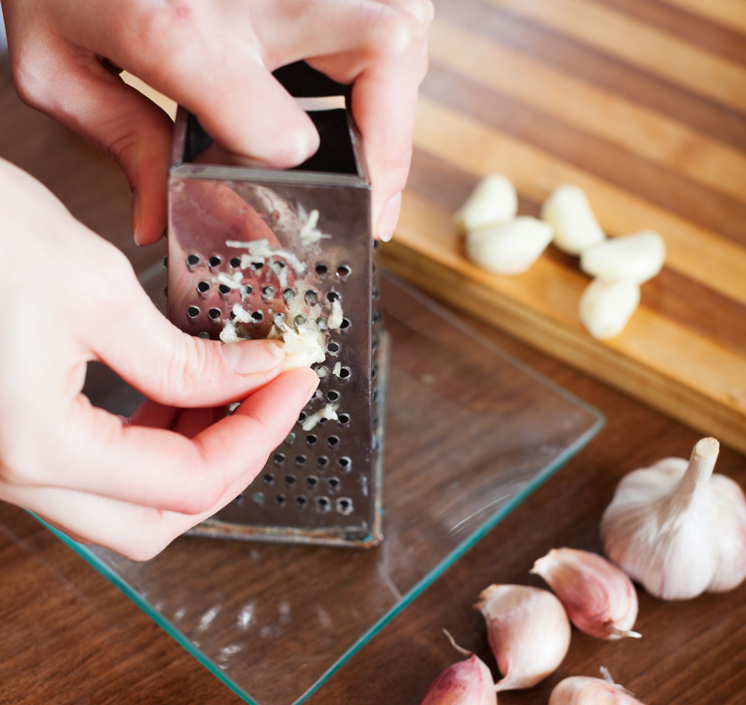 Как избавиться от запаха чеснока на пальцах за 1 секунду: намазюкали средство из ванны — вонь вмиг исчезла