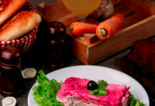 Рулет с селедкой под шубой — идеальная подача на Новый год: вкусно, интересно, празднично — готовится легко