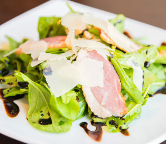 Жарим бекон и добавляем 4 продукта: Готовим салат «Техасский дядя» — и на праздник, и к ужину