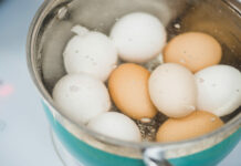 Всего 1 действие: Варёные яйца выскочат из скорлупы сами — идеальный лайфхак от умных хозяек