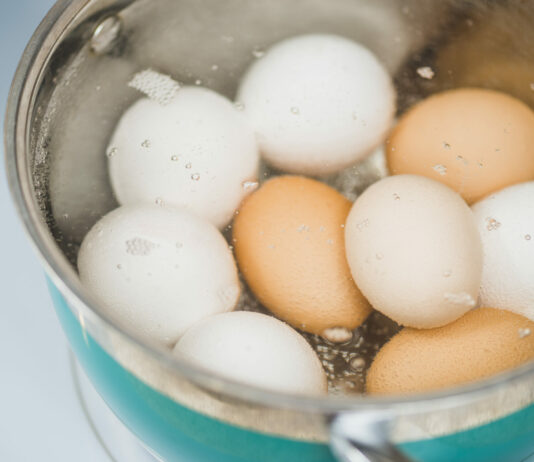 Всего 1 действие: Варёные яйца выскочат из скорлупы сами — идеальный лайфхак от умных хозяек