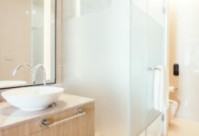 1,5 стакана в бутылочку: Стекло душевой кабины сверкает, как алмаз на солнце — и тереть не пришлось