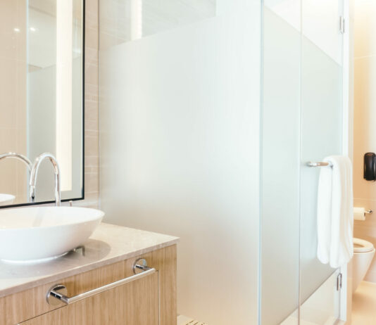 1,5 стакана в бутылочку: Стекло душевой кабины сверкает, как алмаз на солнце — и тереть не пришлось