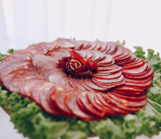 «Бросайте и бегите»: Такую колбасу есть нельзя никому — 4 «красных флага» популярного продукта