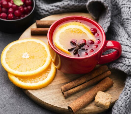 Чай с апельсином и клюквой: согревающий уютный напиток для всей семьи — идеален холодной зимой