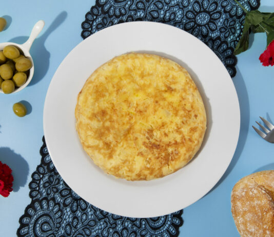 Самая простая сырная лепёшка на завтрак: Съедят её прямо со сковородой — объеденье, да и только