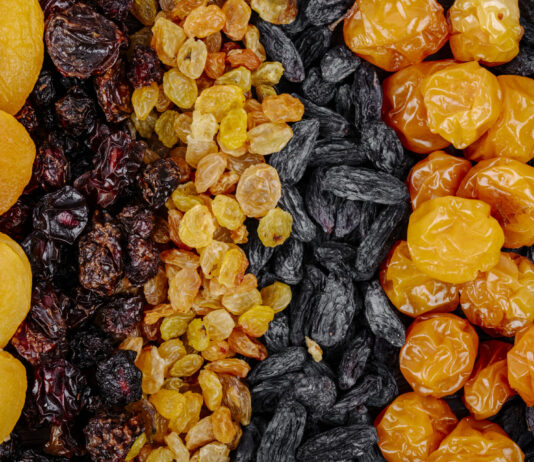 «Только не горячей!»: Какой водой нужно промывать сухофрукты и почему — очень важно