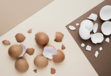 Дачник взял яичные скорлупки и бросил в духовку: Вот что получил в итоге — оно дороже золота и бриллиантов