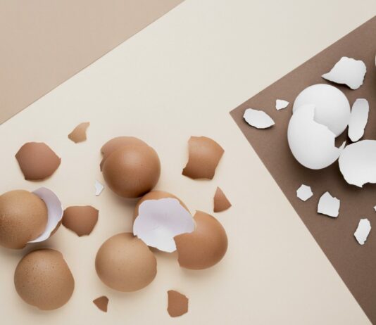 Дачник взял яичные скорлупки и бросил в духовку: Вот что получил в итоге — оно дороже золота и бриллиантов