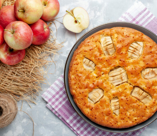 Самый нежный пирог с яблоками: фрукты и сметанная заливка — десерт тает во рту