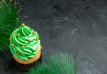 Новогодние пирожные из безе «Елочки»: дарят нежный вкус и настроение праздника — готовятся на раз-два