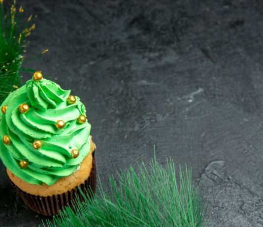 Новогодние пирожные из безе «Елочки»: дарят нежный вкус и настроение праздника — готовятся на раз-два