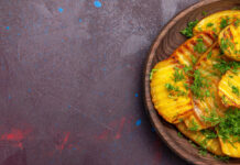 Нарезала свинину, вставила ананас — и в духовку: эффектное новогоднее блюдо без лишних затрат