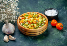 Новый слоёный салат для новогоднего стола: необычная заправка удивит — никакого майонеза