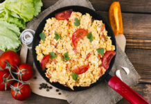 Вкусный и быстрый ужин: готовим жареный рис с фаршем и яйцами только так — семья съедает все и просит добавку