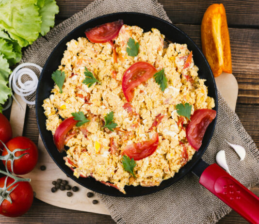 Вкусный и быстрый ужин: готовим жареный рис с фаршем и яйцами только так — семья съедает все и просит добавку